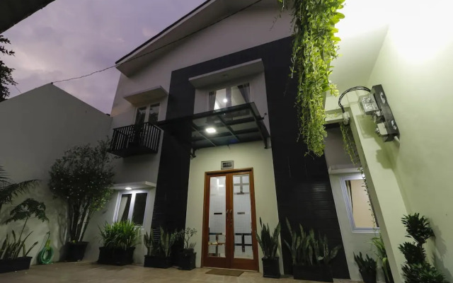 RedDoorz Syariah Plus near Dharmawangsa