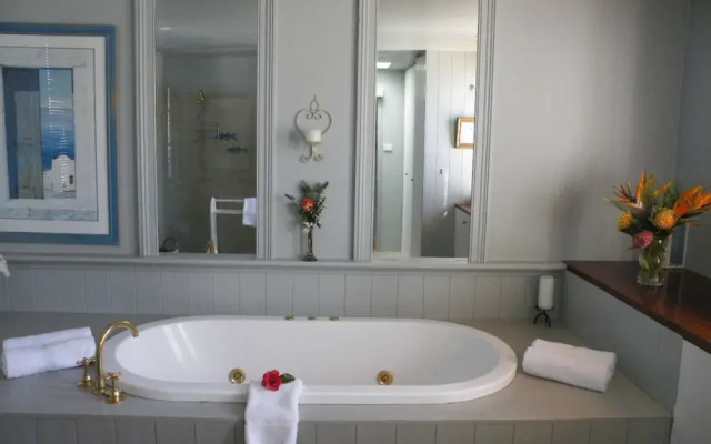 Pacific Heights Holiday Apartments & Munn's Tower House