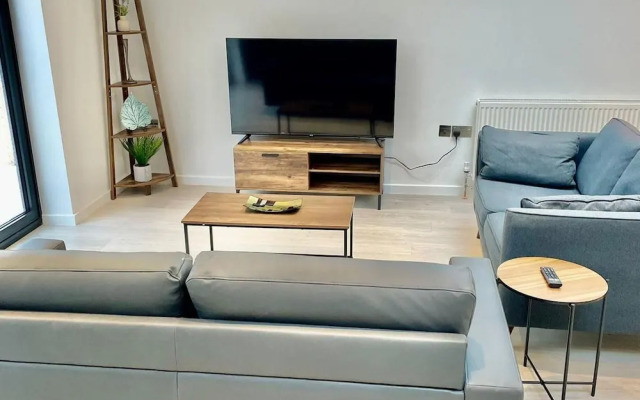 3 Bed Flat - Sleeps 6 - Parking - Wifi