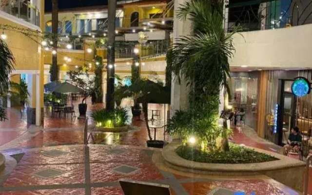 Stunning Suite 10 Steps from Eastwood Mall