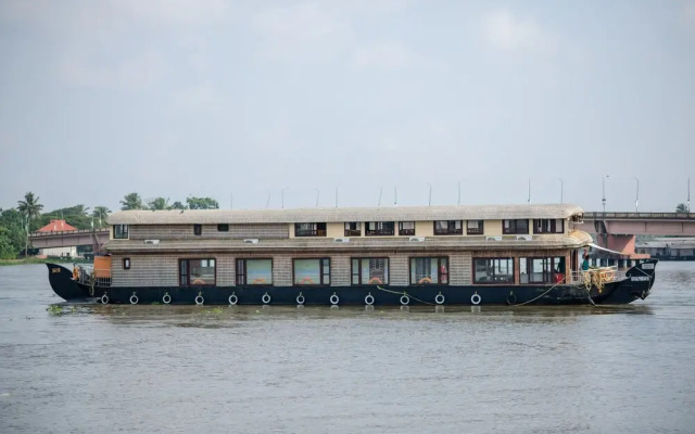 Oyo 22759 Houseboat Luxury Smart Gold 6 Bhk