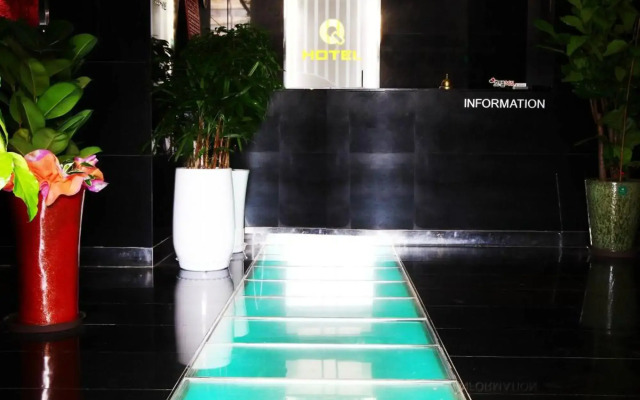 Q Hotel