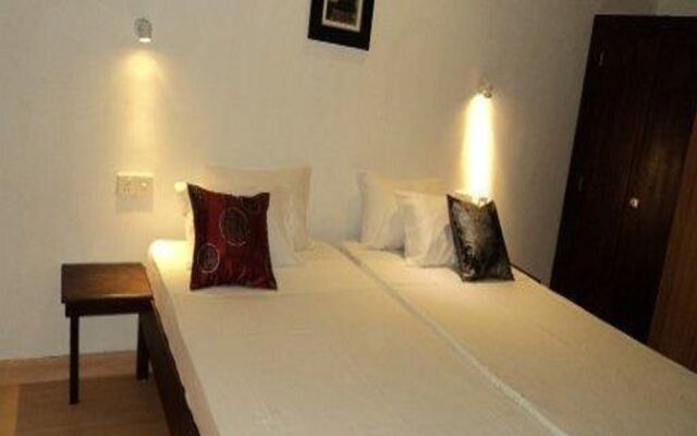 Maple Leaf Hotel