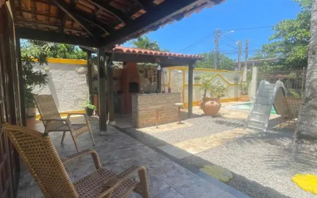 Suíte com varanda vista piscina