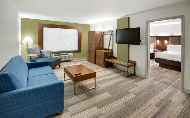 Holiday Inn Express Woodbridge, an IHG Hotel