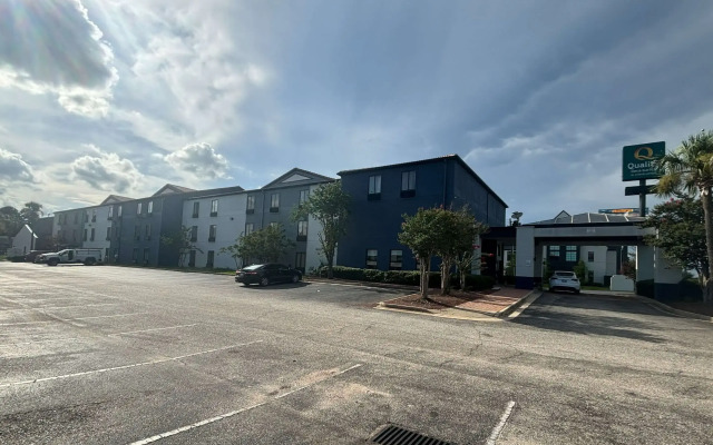 Quality Inn & Suites at Airport Blvd I-65