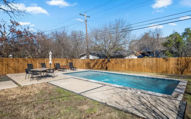 Fun 3BR Retreat in Austin Huge Pool