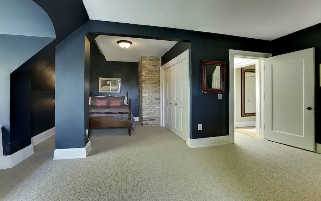 Luxury Whittier Mansion-3rd Floor Suite