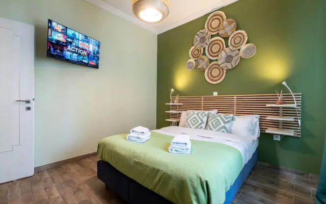 Charming 2BR retreat near market & beach
