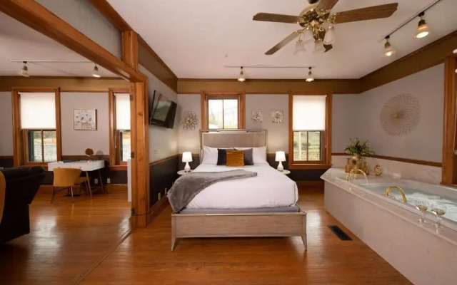 Renaissance Riverboat Suites And Rooms