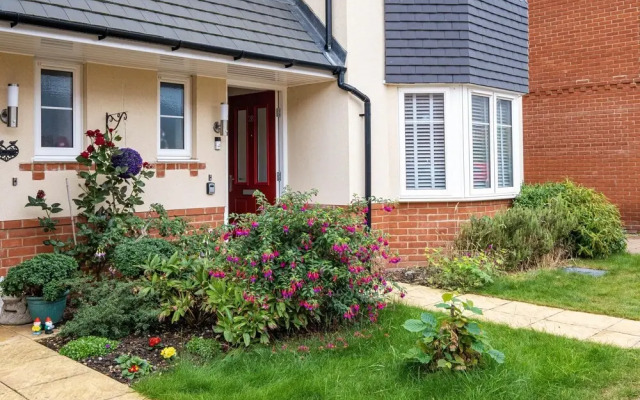 Oxlade Serviced Hse 3 Bedrms  6 singles