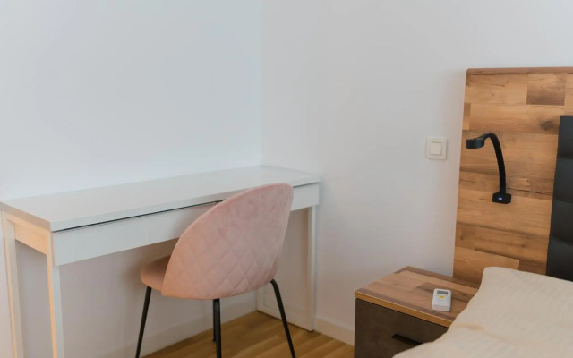 Central 1BR - city view + large balcony + Netflix