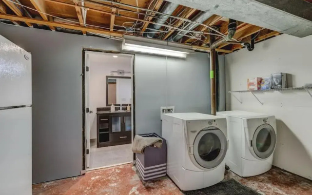 The Elm, 4 Bed Bungalow with Backyard and Firepit