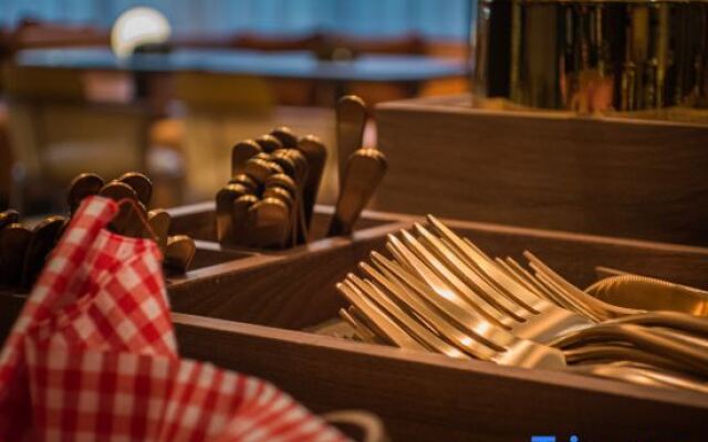 Orange Hotel (Shanghai North Bund Bauhinia Square)