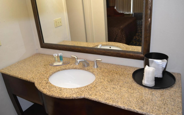 Econo Lodge & Suites