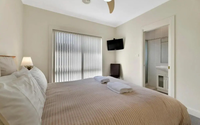 Spacious 2 Bed, 2 Bath Villa, CBD Location