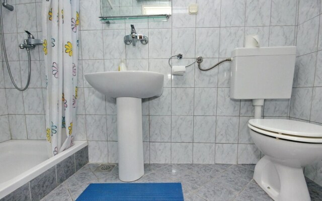 Nice Apartment in Brna With 4 Bedrooms and Wifi