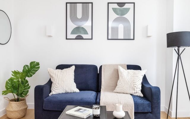 Modern 1BR with Balcony by Soho