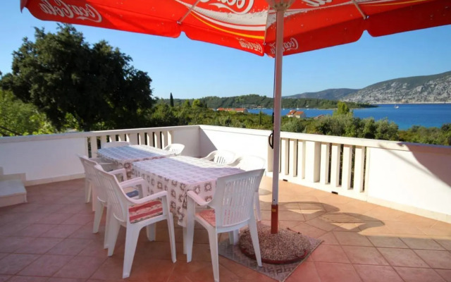 Seaside apartments with a swimming pool Kneza, Korcula - 9269