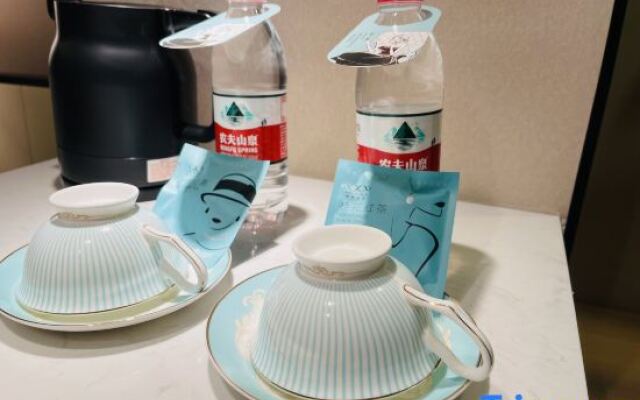 Xana Lite Hotel (Zhanjiang Haibin Dadao Jiangnan Shijia)