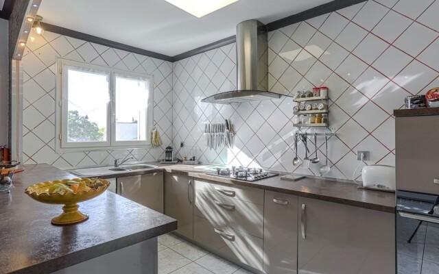 Child-friendly Holiday Home With Many Facilities in Aix-en Provence