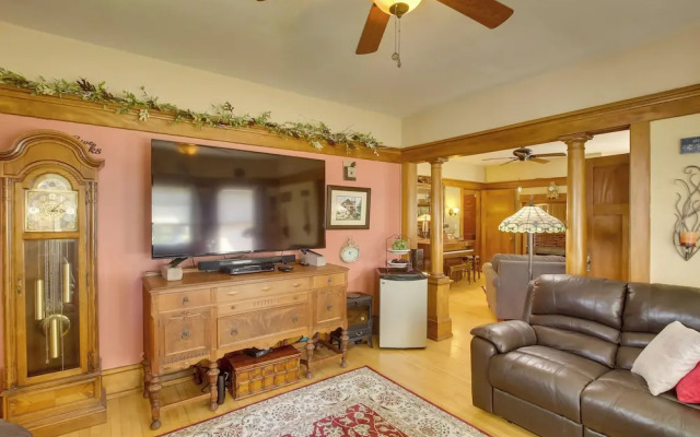 Algoma Victorian - Steps to Lake Michigan!