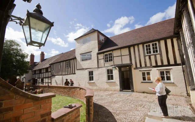 Stunning 4 Bed Semi-detached Home With Ample Space