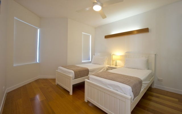 Maggies Beachfront Apartments – Guest Rooms – Magnetic Island