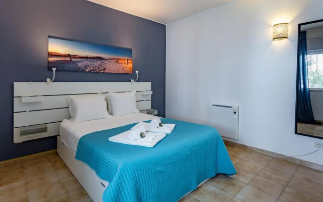 Charming Beachside Apartment w/ Pool by LovelyStay