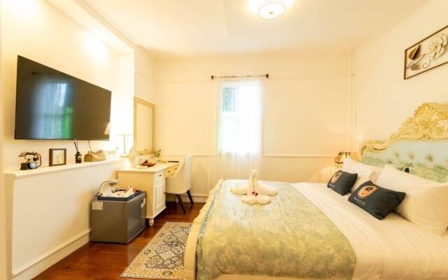 RoomQuest Baan Khun Phra The Iconic