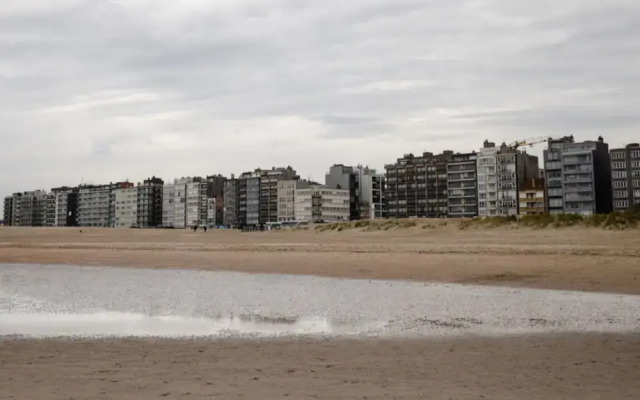 Hawthorn 2-1 Centrally Located and Near the Beach
