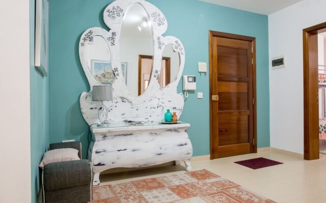 Luxury 3BR Apartment by the Sea, Prime Location