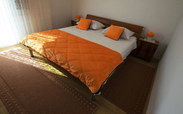 Apartment Nekic-on Quiet Location With Nice Garden
