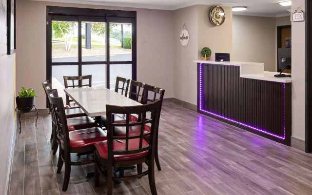 Super 8 by Wyndham Burnham/Lewistown