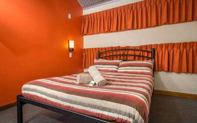 Red Rock Hostel – Guest Rooms – Alice Springs