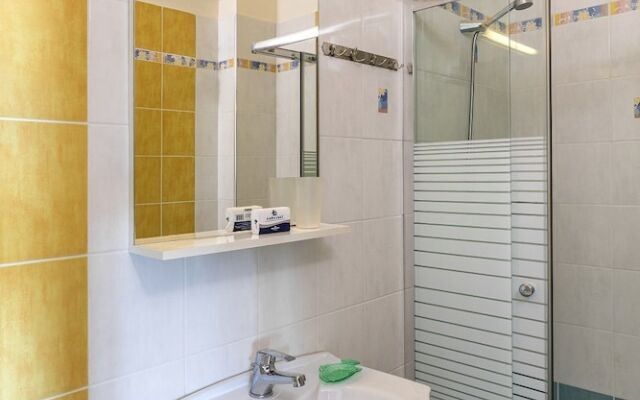 Live by the sea at House Almyra