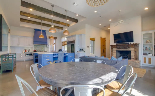 Pool & Covered Patios: Sprawling Austin Estate!