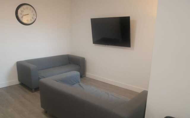 NEW Sleek 6BD Kensington Home Close to City