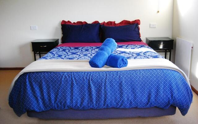 Surat Bay Lodge & Backpackers Hostel