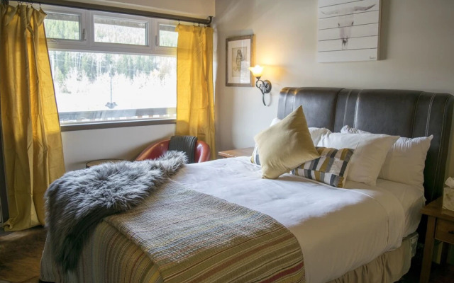 Yamnuska Suites