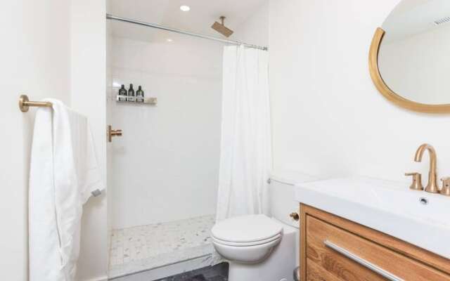 1 Bedroom Trendy Condo in Trinity Bellwoods