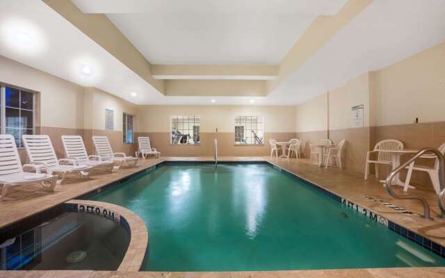 La Quinta Inn & Suites by Wyndham Houston - Magnolia