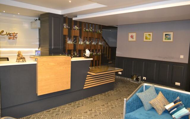 Hotel Velvet Grey