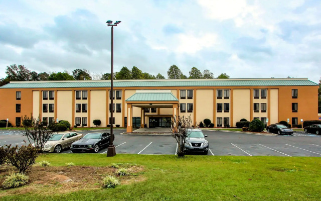 La Quinta Inn & Suites by Wyndham Fayetteville I-95