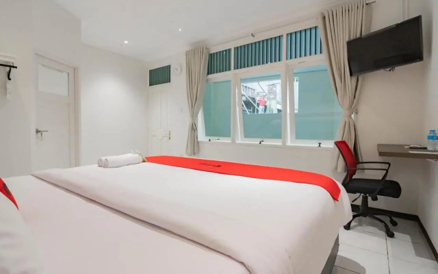 RedDoorz Plus @ Pakuan Residence Tajur