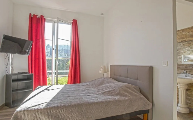 Spacious Holiday Home With Garden