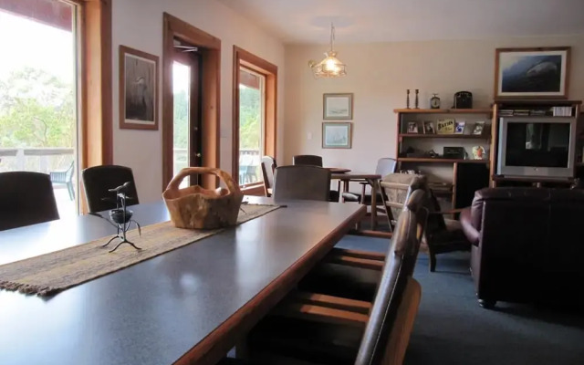 Arbutus Cove Guesthouse