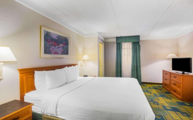 Super 8 by Wyndham Eagle Pass