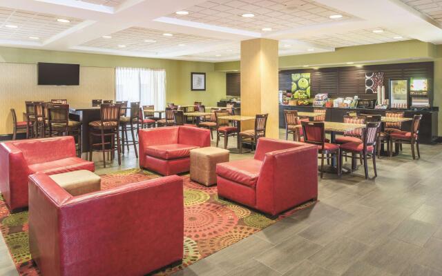 La Quinta Inn & Suites St. Louis Airport - Riverport