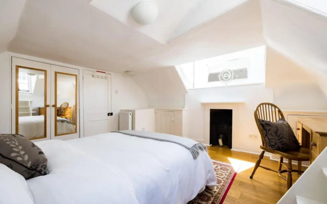 Spacious, Light-Filled 2 Bedroom Apartment